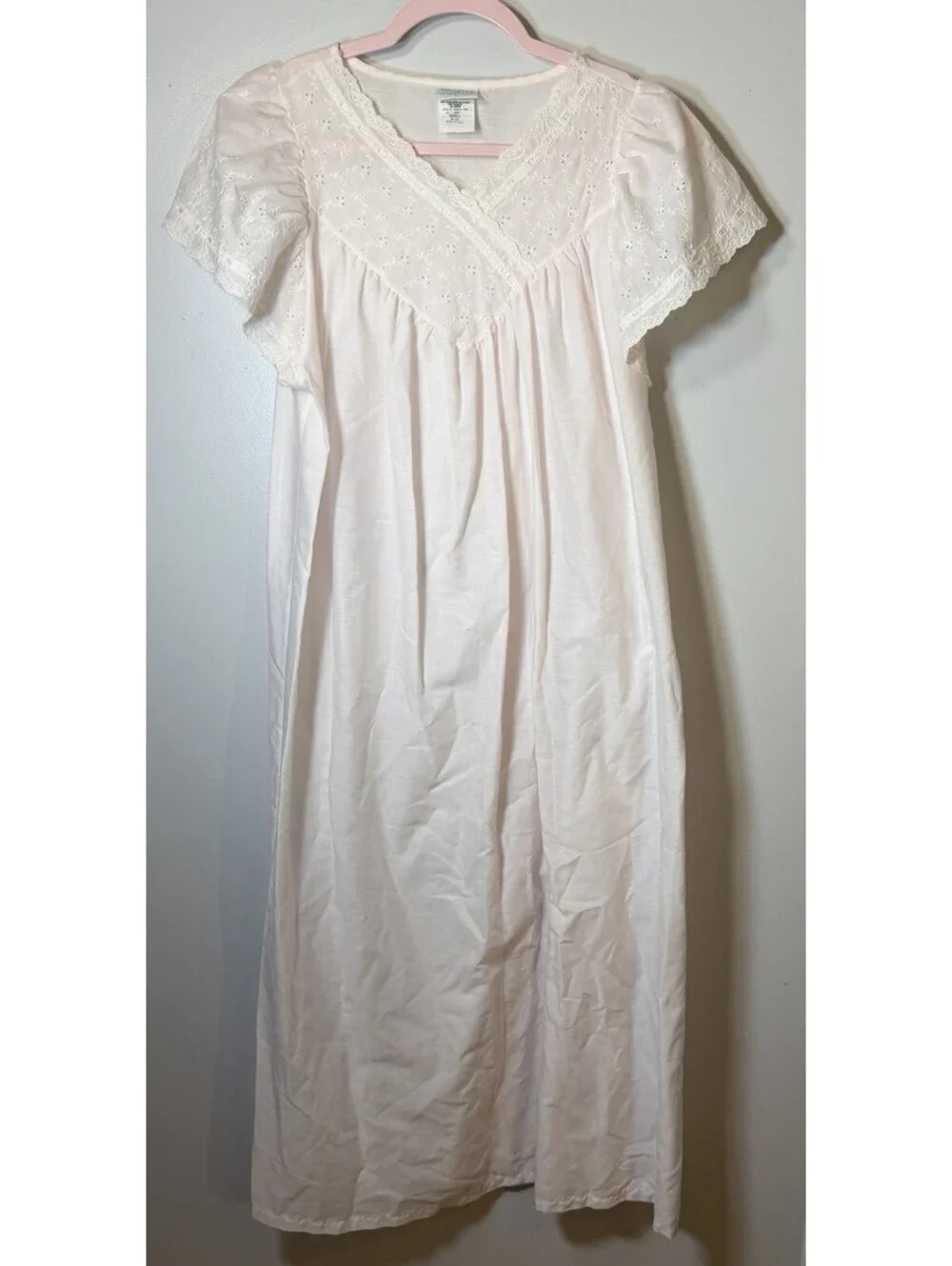 Vintage Gilligan & O’Malley Pink Eyelet Lace Nightgown Vneck Short Sleeve Small